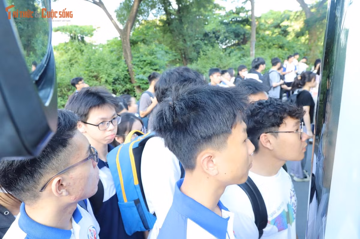 Nhân viên xe buýt thông báo hết chỗ, đóng cửa xe khi nhiều sinh viên vừa tiến đến khu vực lên xuống. Do lượng người đi đông, các sinh viên phải chờ đến chuyến xe sau.