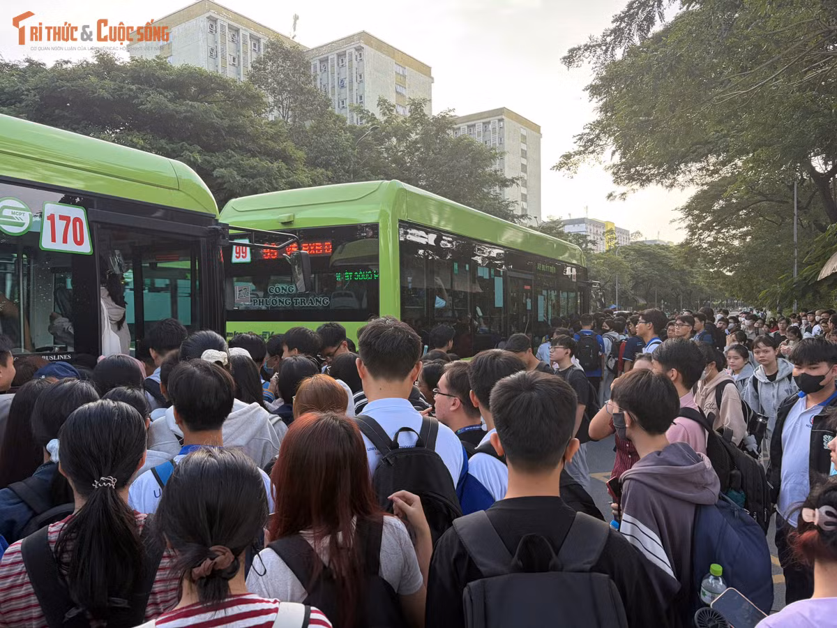 Tuy nhiên cũng có không ít sinh viên vẫn không thể lên xe buýt vì phương tiện đã kín chỗ.