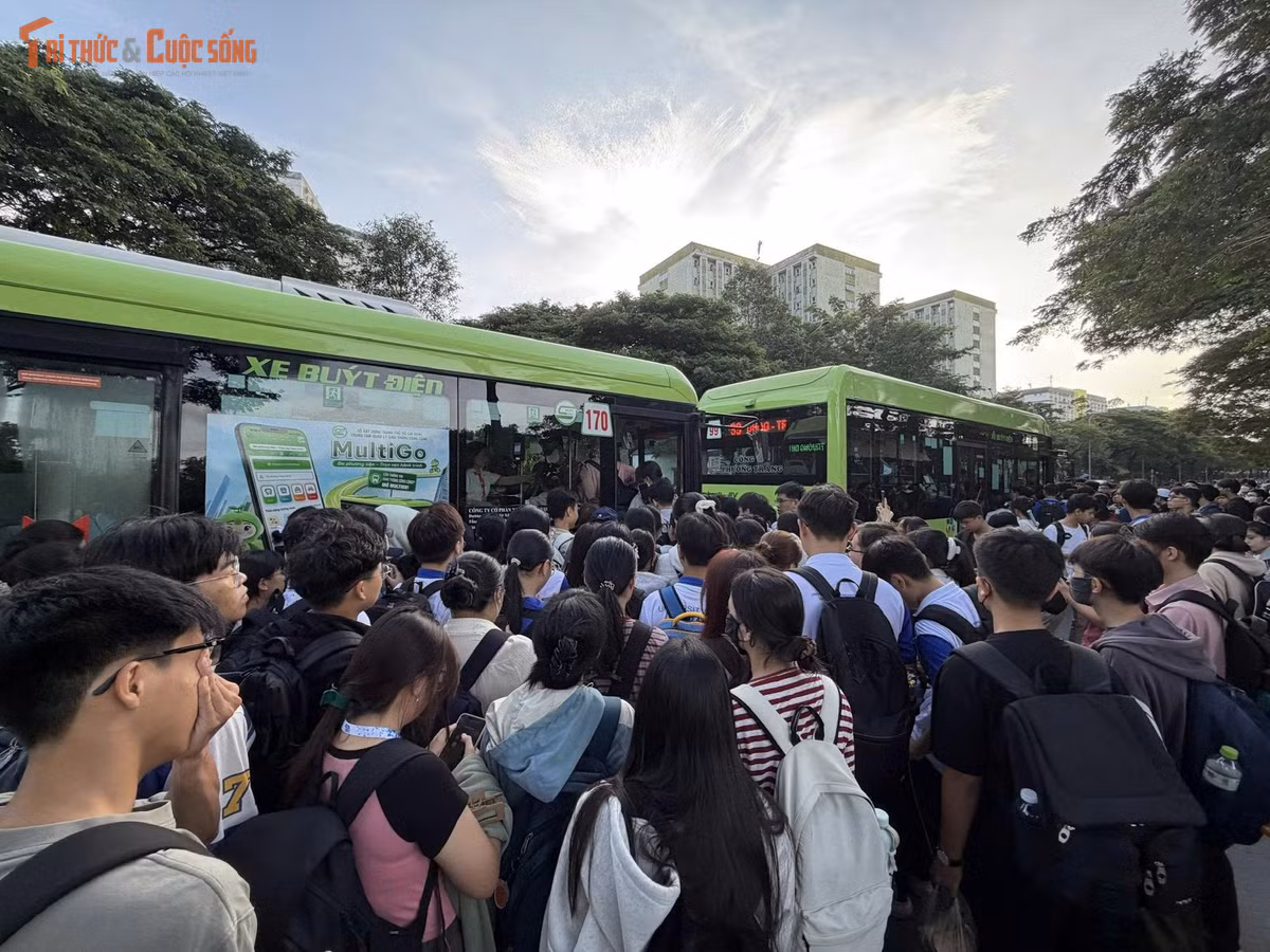 Với sinh viên đang sinh sống và học tập tại Ký túc xá (KTX) khu B - Đại học Quốc gia TP HCM, việc đến trường bằng xe buýt là lựa chọn hàng đầu vì di chuyển miễn phí. Tuy nhiên, những ngày gần đây việc di chuyển đến trường bằng xe buýt cực kỳ khó khăn do lượng khách đông.