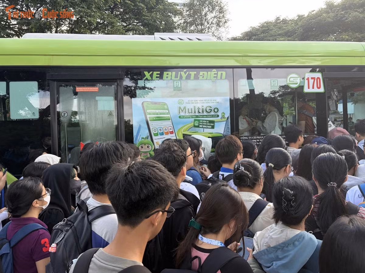 Không thể lên xe buýt và lo trễ giờ điểm danh, một số sinh viên buộc phải chuyển sang đặt xe ôm công nghệ hoặc đi xe ôm truyền thống dù chi phí cao hơn. Đến hơn 8h, khi sinh viên đã vào lớp, áp lực tại các trạm xe buýt dần hạ nhiệt.
