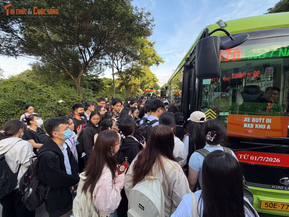 Ghi nhận, sáng 9/9, các trạm xe buýt phía trước KTX khu B, Đại học Quốc gia TP HCM chật kín sinh viên đứng chờ từ sáng sớm.