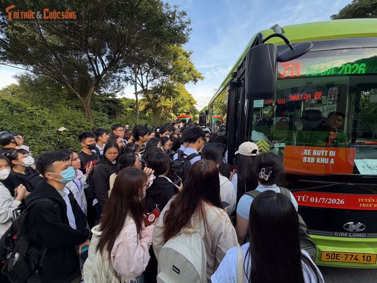 Có trường hợp phải chờ 3-4 lượt xe ghé vào trạm mới lên xe được.