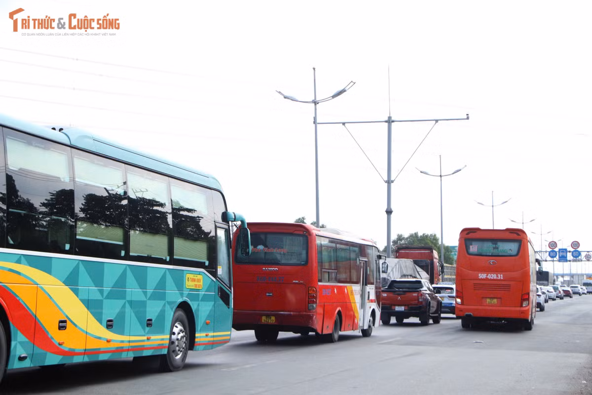 Xe khách, ô tô cá nhân nối đuôi nhau di chuyển trên QL1 hướng về các tỉnh miền Tây.