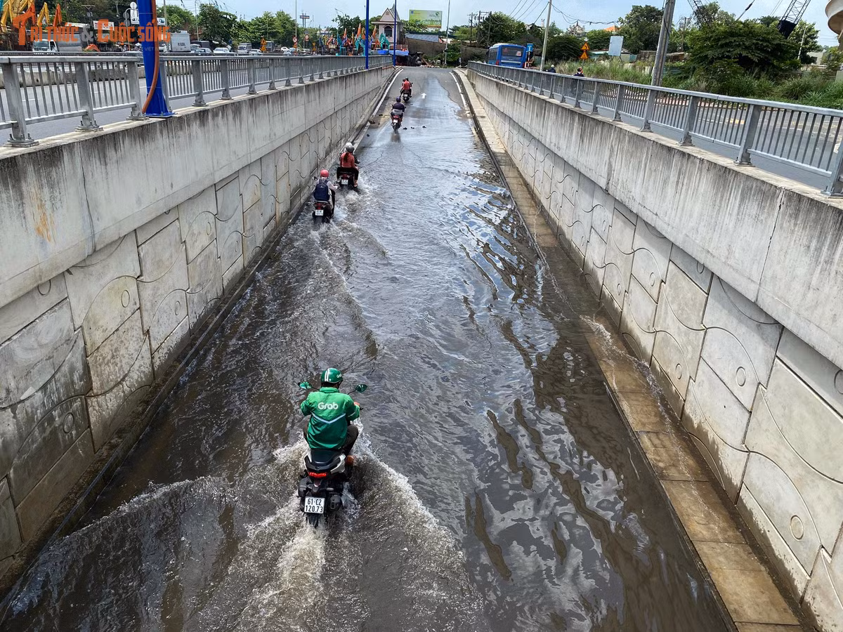 Đây không phải là lần đầu hầm chui này bị ngập. Trước đó, hầm chui này đã từng nhiều lần bị ngập khi có mưa lớn. Trong ảnh là hầm chui bị ngập ở những trận mưa trước đây.