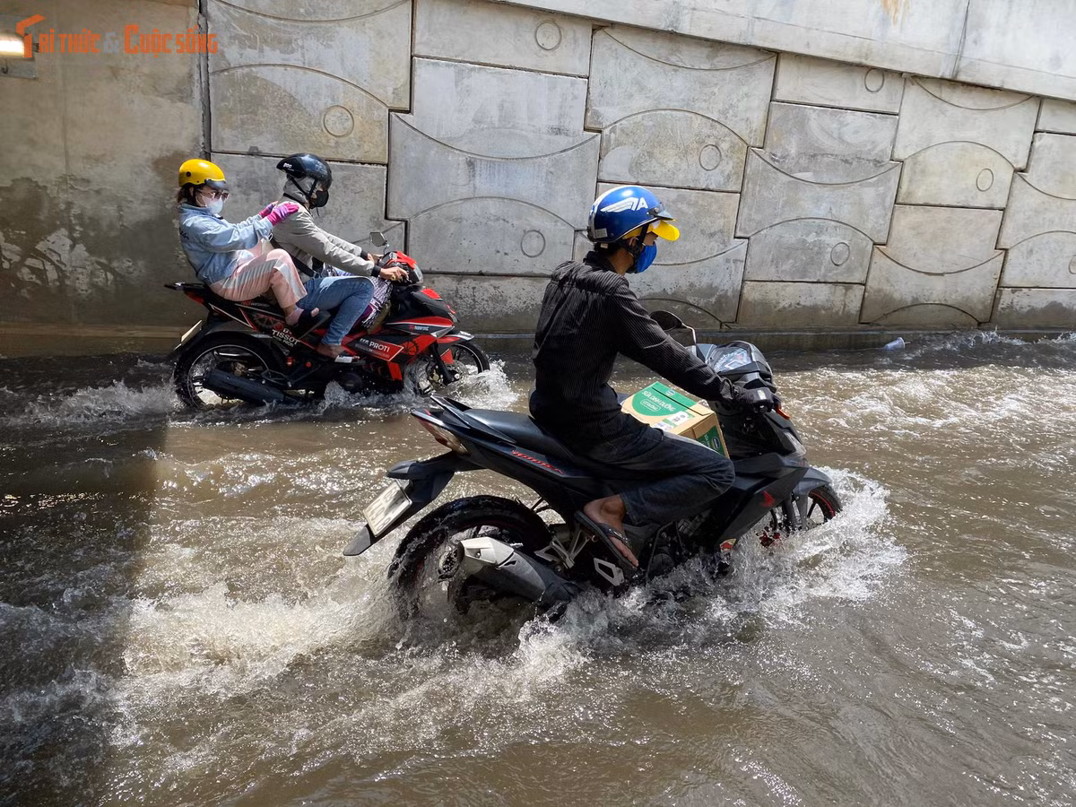 Hầm chui dài 670m, nằm bên phải quốc lộ 1 hướng từ TP HCM đi Đồng Nai. Công trình được đưa vào sử dụng vào cuối tháng 1/2023. Trong ảnh là hầm chui bị ngập những năm trước.