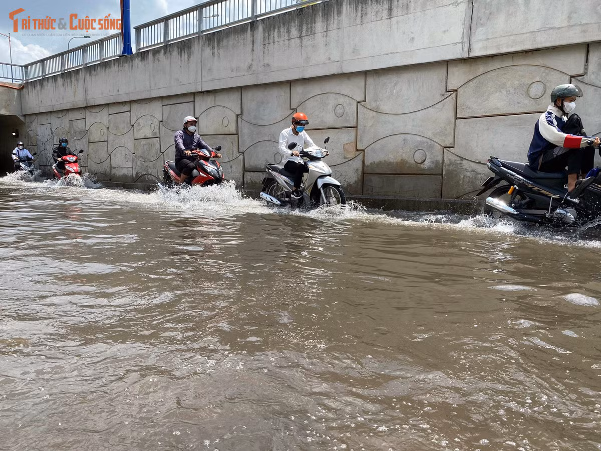 Dự án được thực hiện từ năm 2018, riêng hạng mục hầm chui được khởi công vào tháng 3/2020, thuộc gói thầu XL3 (xây lắp đường chui nhánh phải) với tổng vốn là 75 tỷ đồng.