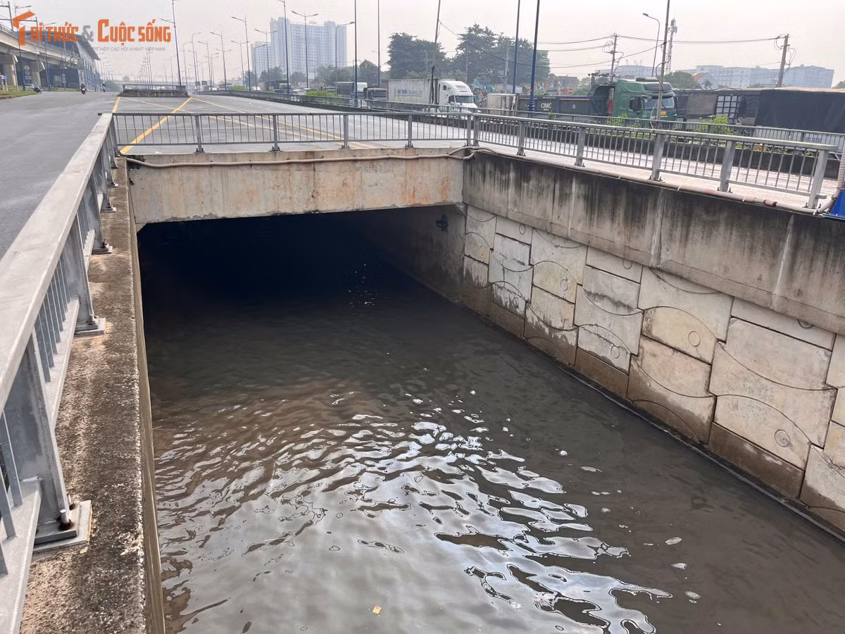 Nước ngập nên có thời điểm hầm chui vắng phương tiện lưu thông