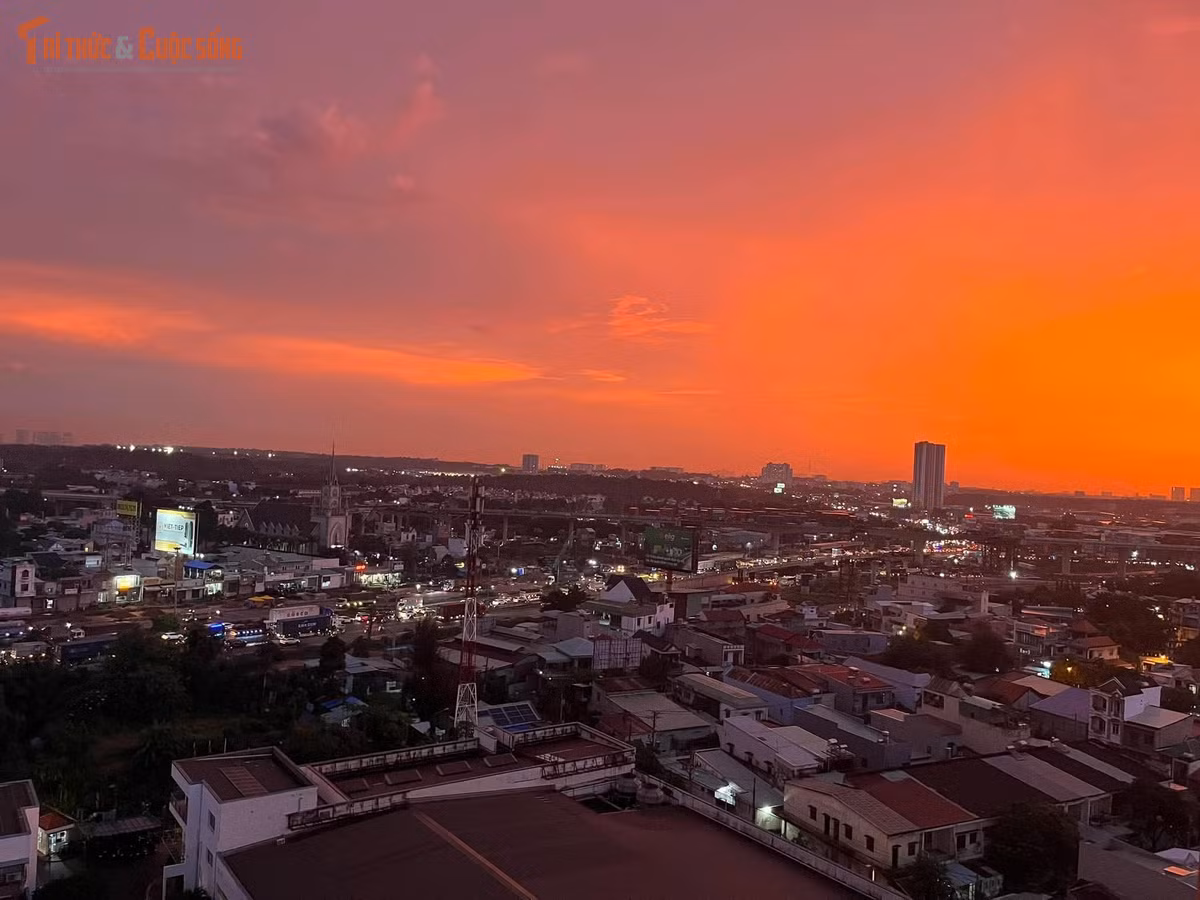 Những mảng mây còn sót lại sau mưa được nhuộm vàng, tạo nên khung cảnh đặc biệt trên nền trời thành phố.