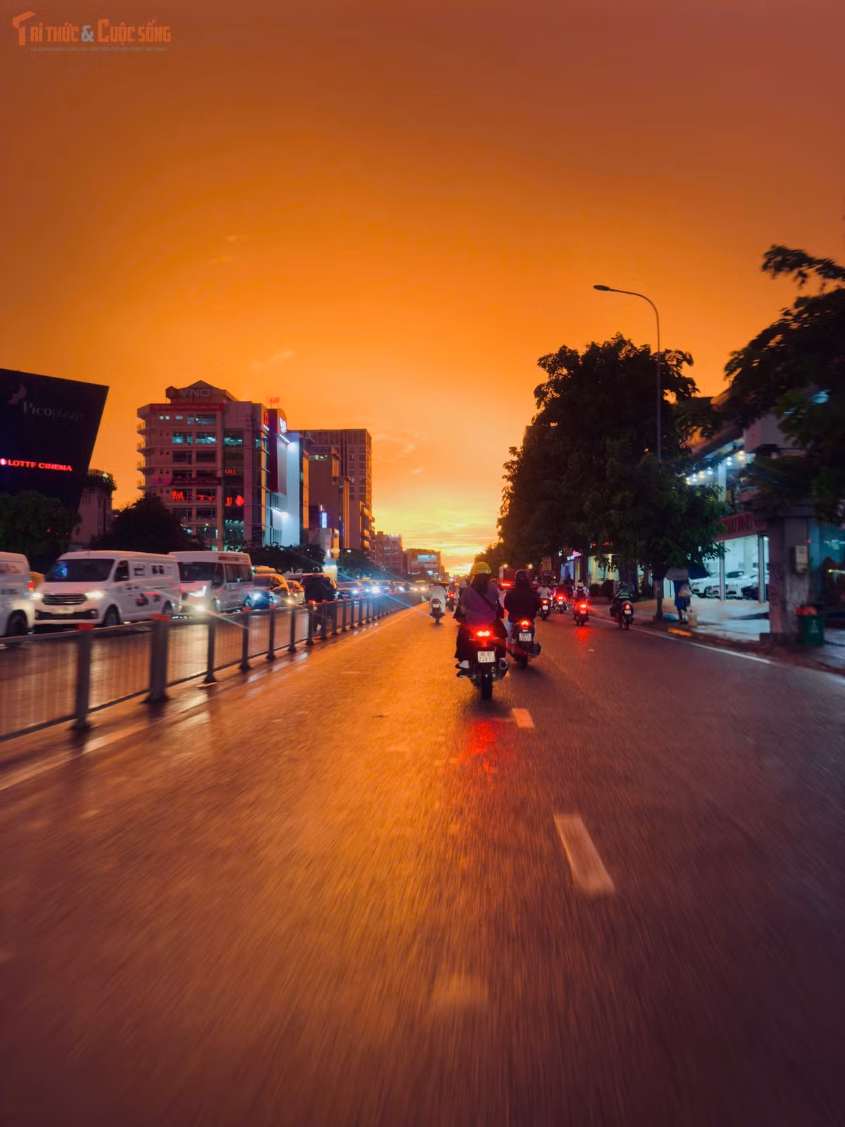 Khu vực đường Cộng Hòa, phường Tân Bình sau cơn mưa. Khi ánh chiều dần buông, sắc vàng cam phủ rộng trên nền trời, tạo nên một khoảnh khắc đẹp giữa lòng thành phố.