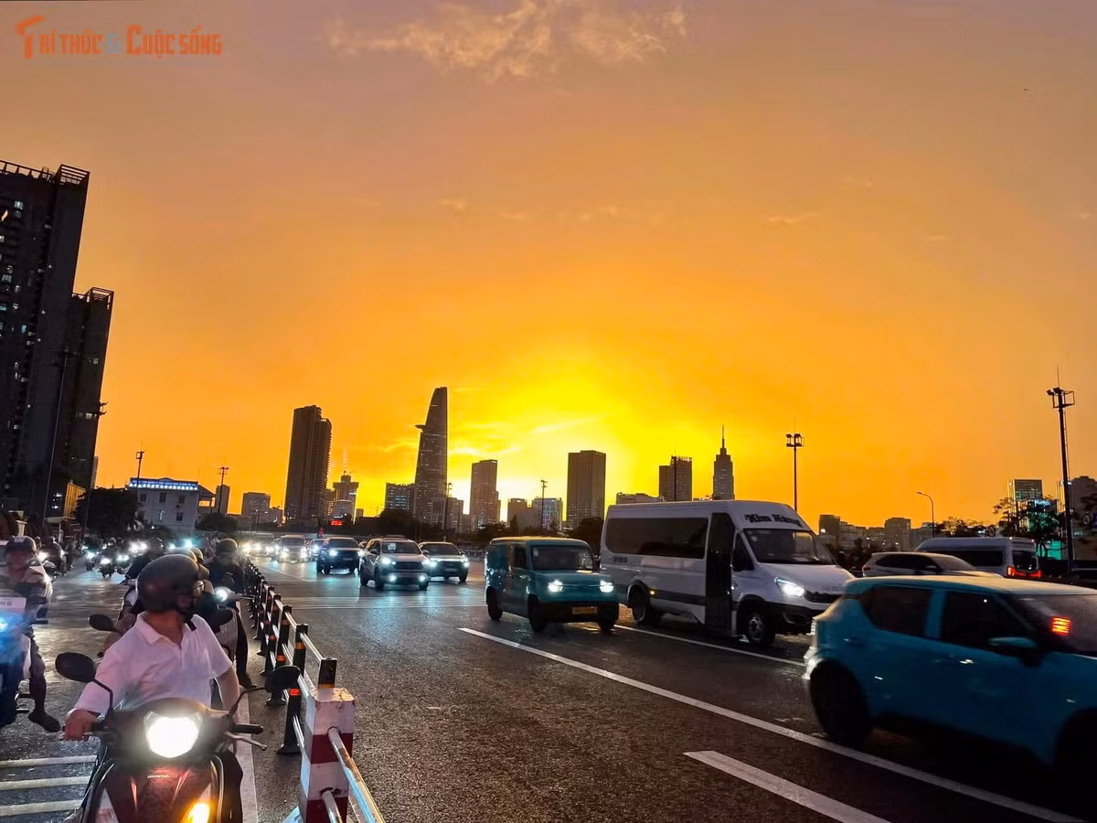 Một số khu vực Thủ Thiêm bầu trời xuất hiện màu vàng cam khiến nhiều người đi đường thích thú.