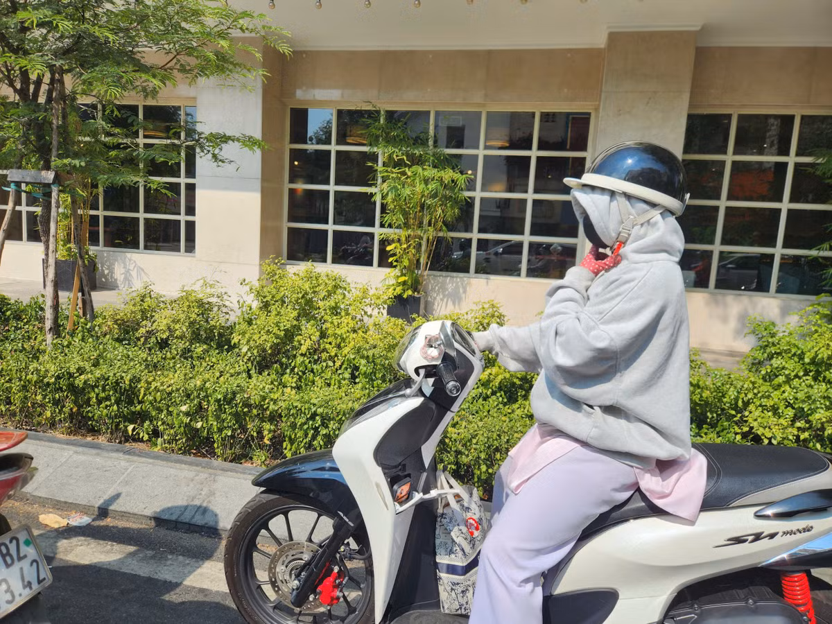 Ghi nhận vào trưa 7/4, nhiệt độ của TP HCM lên đến 36-38 độ C. Người lưu thông trên đường phải chống chọi với cái nắng gay gắt bằng nhiều lớp quần áo, khẩu trang dày cộm.