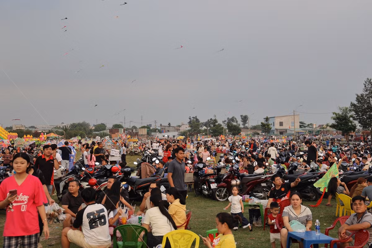 Người dân đến đây để tận hưởng sự thoáng đãng, hít thở không khí trong lành và trải nghiệm thú vui tuổi thơ.