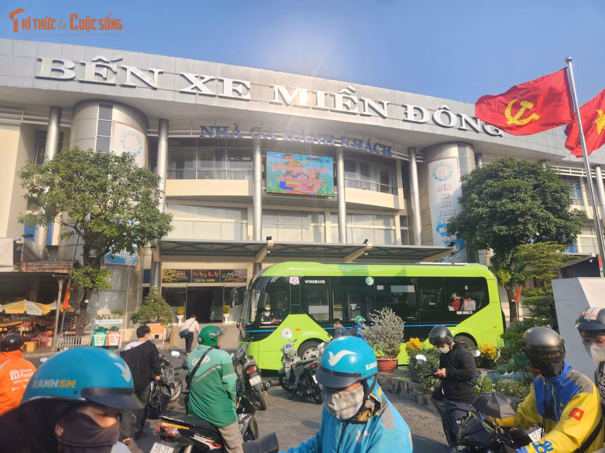 Người dân lỉnh kỉnh hành lý về quê. “Sợ cảnh kẹt xe nên tôi xin nghỉ làm ở công ty sớm 1 tiếng đồng hồ để chạy xe máy về quê. May mắn tại các giao lộ chỉ ùn ứ chứ không kẹt nặng như những năm trước”, chị Linh quê Cần Thơ cho biết.