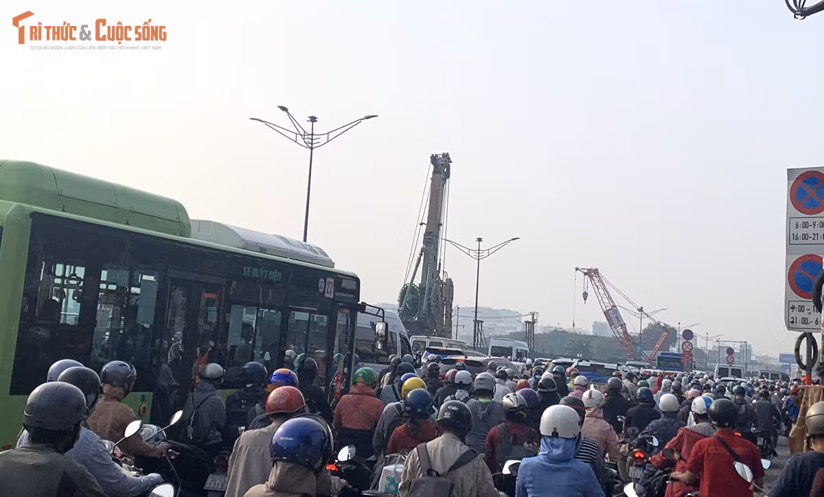 Các phương tiện chen chúc di chuyển trên đường Trường Chinh hướng vào trung tâm thành phố