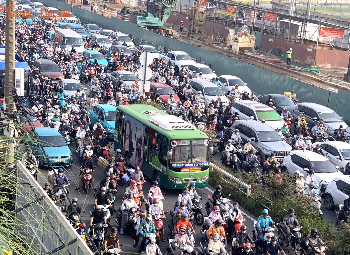 Dòng phương tiện di trên đường Trường Chinh đoạn qua rào chắn thi công công trình Metro số 2.