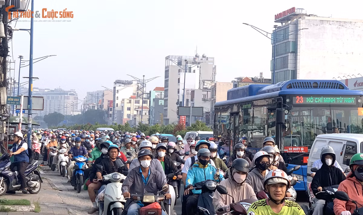 Việc rào chắn một phần mặt đường khiến không gian lưu thông bị thu hẹp, các phương tiện phải di chuyển chậm qua khu vực công trường.
