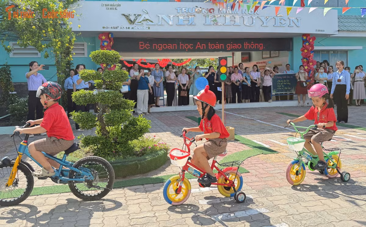 Thiếu tá Nghĩa đã "hoà cùng" làm bạn với các cháu học sinh Mầm non...
