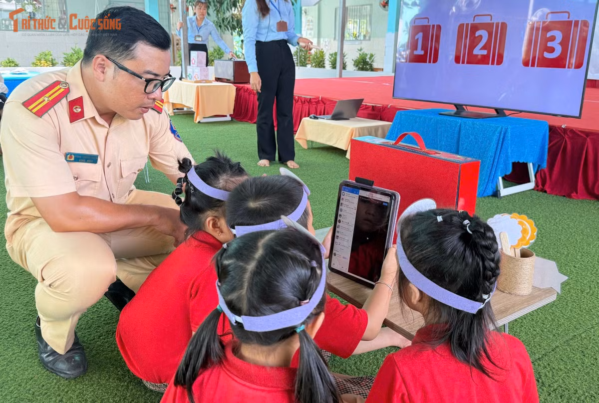 Bằng các câu hỏi trắc nghiệm, các tình huống giao thông dễ hiểu, đáng yêu... Thiếu tá Phan Thành Nghĩa, Bí thư Chi đoàn Trạm CSGT Đa Phước đã khiến các cháu vô cùng thích thú, tiếp thu nhanh.