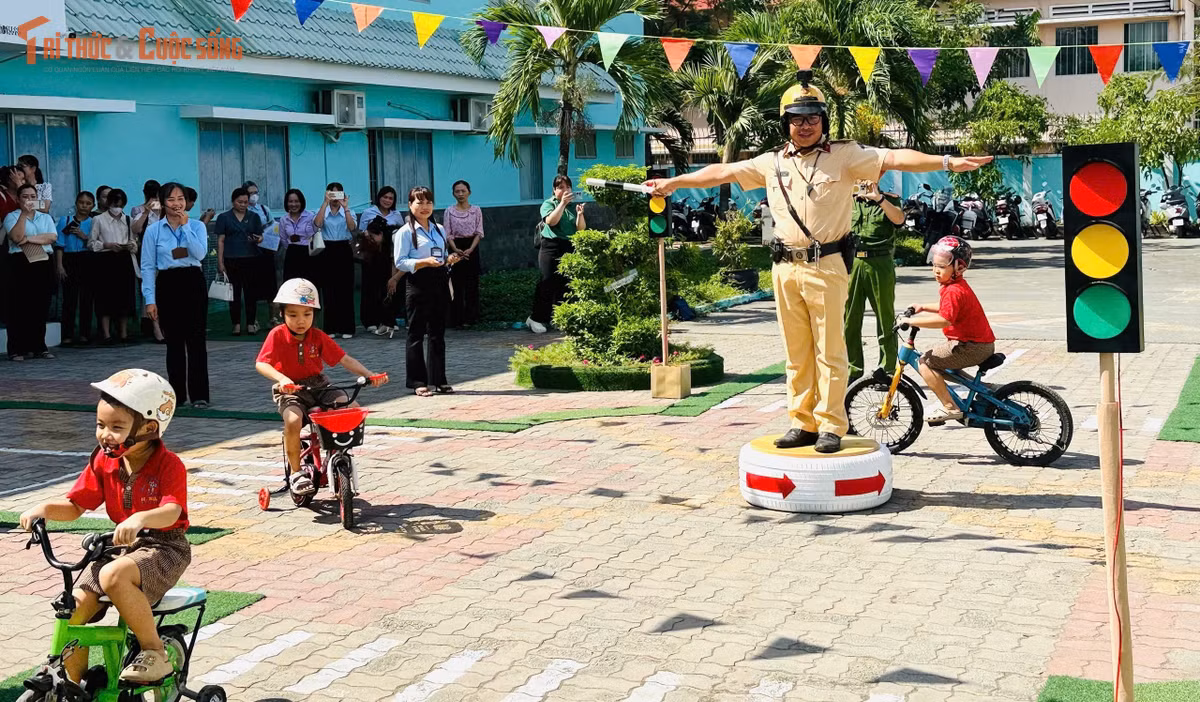Chỉ với những chiếc xe đạp trẻ em, đèn tín hiệu, biển báo bằng mô hình... thế nhưng hàng trăm trẻ mầm non bất ngờ khi được chơi với các chú CSGT là thật...
