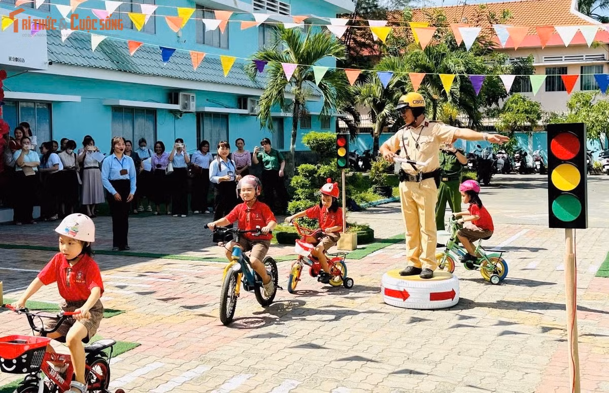 CSGT hướng dẫn các cháu trải nghiệm thực hiện đi xe đạp qua ngã 4 đường phố...