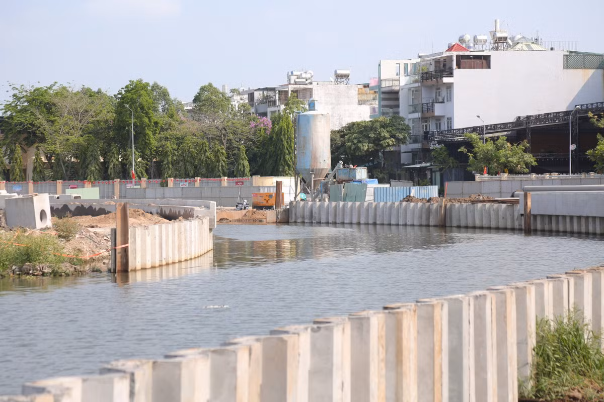 Có đoạn máy móc, vật liệu tập kết dọc tuyến, công nhân đã thi công kè bờ, nạo vét lòng rạch.