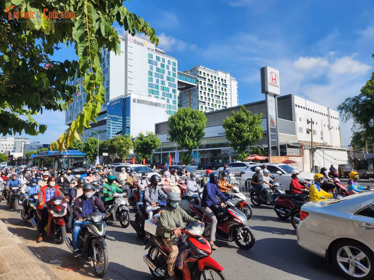Theo Trung tâm Quản lý giao thông và hạ tầng kỹ thuật (Sở Xây dựng TP HCM), việc tháo dải phân cách cứng nhằm tạo điều kiện điều chỉnh làn xe linh hoạt theo từng khung giờ.