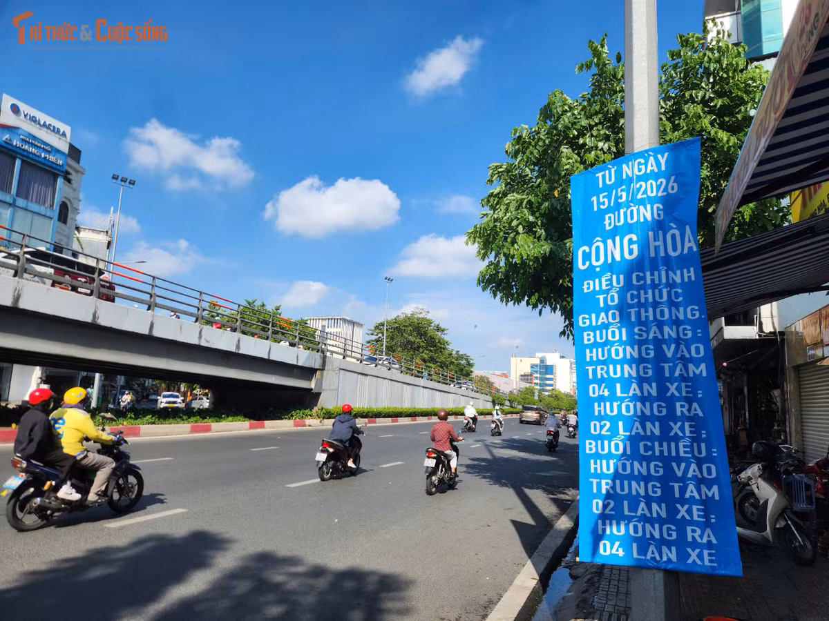 Từ ngày 15/5, đường Cộng Hòa sẽ được tổ chức lại giao thông linh hoạt. Vào giờ cao điểm buổi sáng, hướng từ An Sương vào trung tâm TP HCM sẽ được bố trí bốn làn, trong khi chiều ngược lại có hai làn. Đến buổi chiều, phương án sẽ được đảo chiều.
