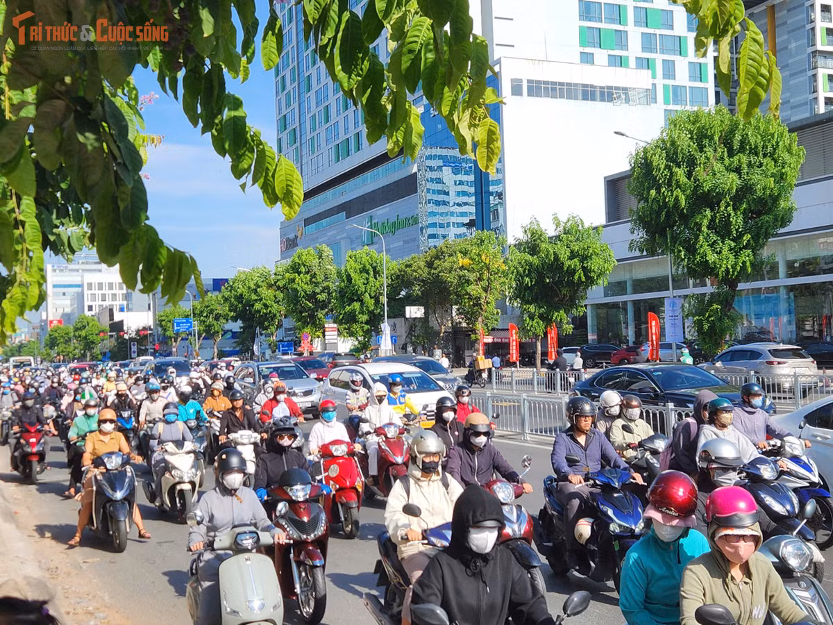 Sau thời gian tháo dỡ dải phân cách cứng, tuyến đường Cộng Hòa (phường Tân Bình, TP HCM), đoạn từ đường Trường Chinh đến đường Út Tịch đã thay đổi rõ rệt về tình hình giao thông.