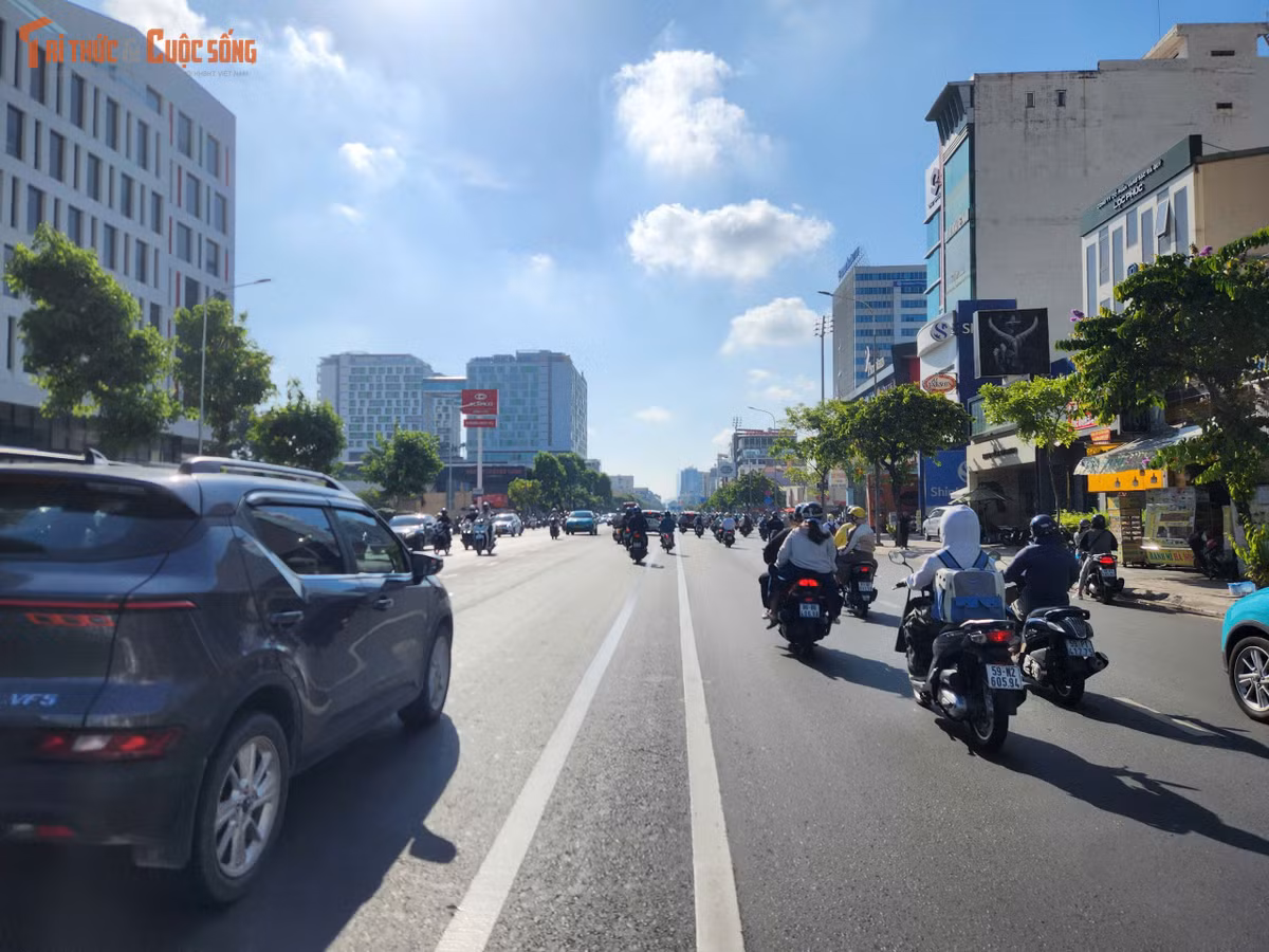 Đây cũng là lần đầu tiên TP HCM áp dụng hình thức phân luồng giao thông theo làn đường đảo chiều dựa trên thời gian trong ngày. Giải pháp này được kỳ vọng giúp tận dụng tối đa diện tích mặt đường, phù hợp với lưu lượng phương tiện thay đổi theo từng thời điểm.