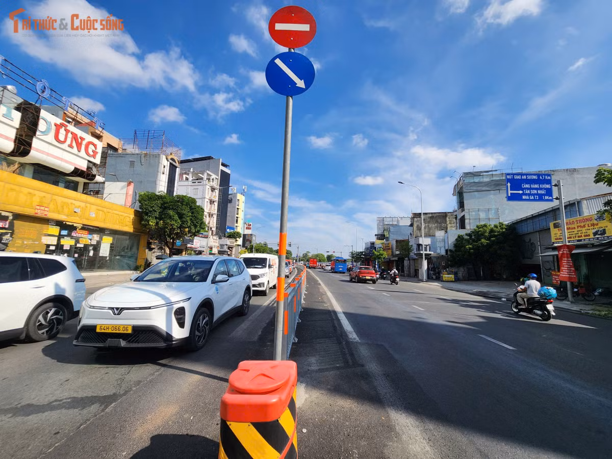 Đoạn đường dài khoảng 3km từ Trường Chinh đến Út Tịch đã được mở rộng thêm 2-3m sau khi hàng cây xanh và dải phân cách bê tông được tháo dỡ. “Việc mở rộng thêm 3m mặt đường là một nỗ lực đáng ghi nhận của ngành giao thông. Tình trạng kẹt xe trên đường này vào giờ cao điểm đỡ hơn rất nhiều”, chị Thu Phương ngụ phường Tân Bình cho biết.