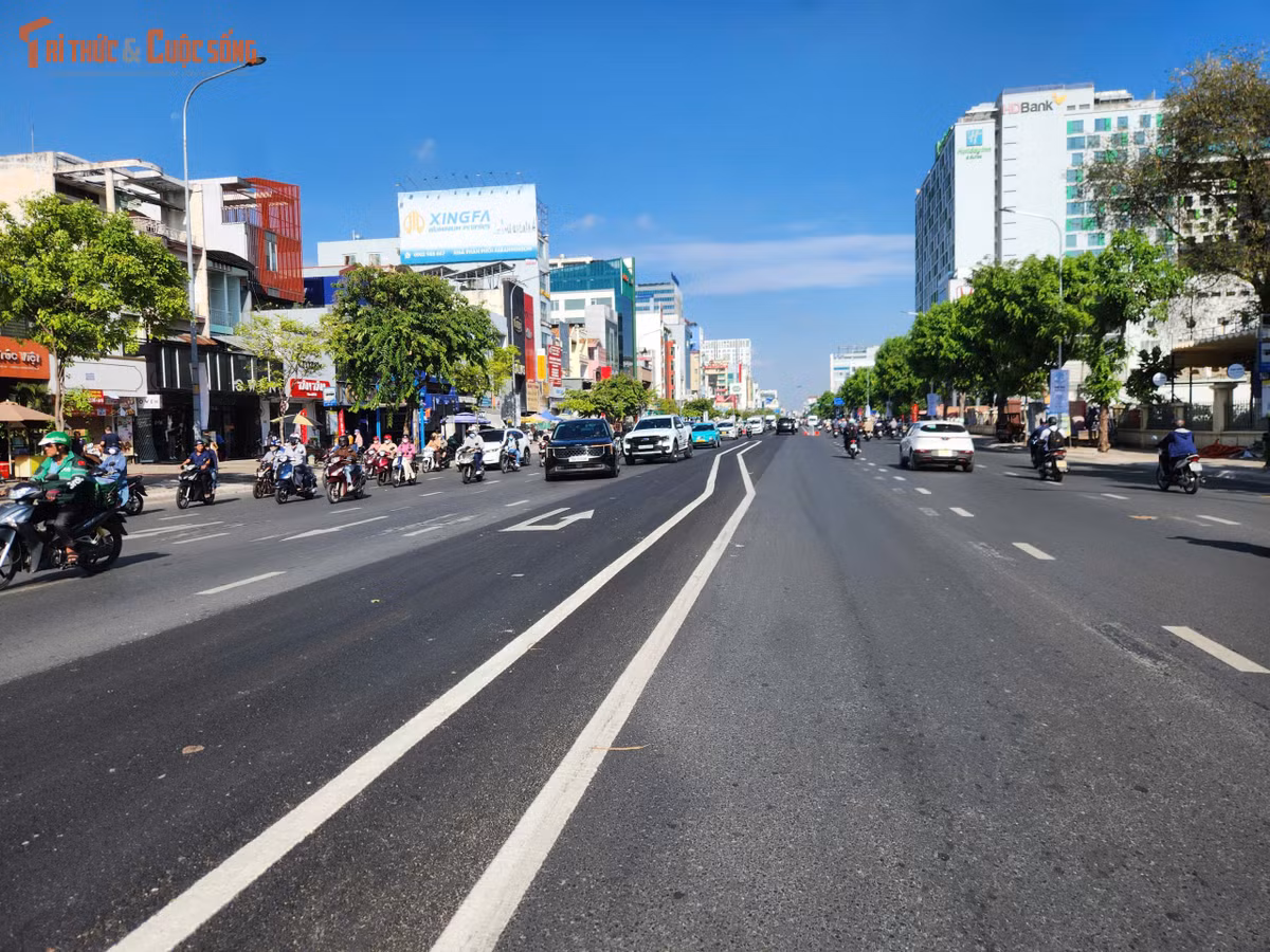 Tuy nhiên, khu vực này hiện vẫn chưa được lắp đặt đầy đủ biển báo và hướng dẫn giao thông, khiến không ít người đi đường lúng túng khi di chuyển giữa dòng phương tiện đông đúc.