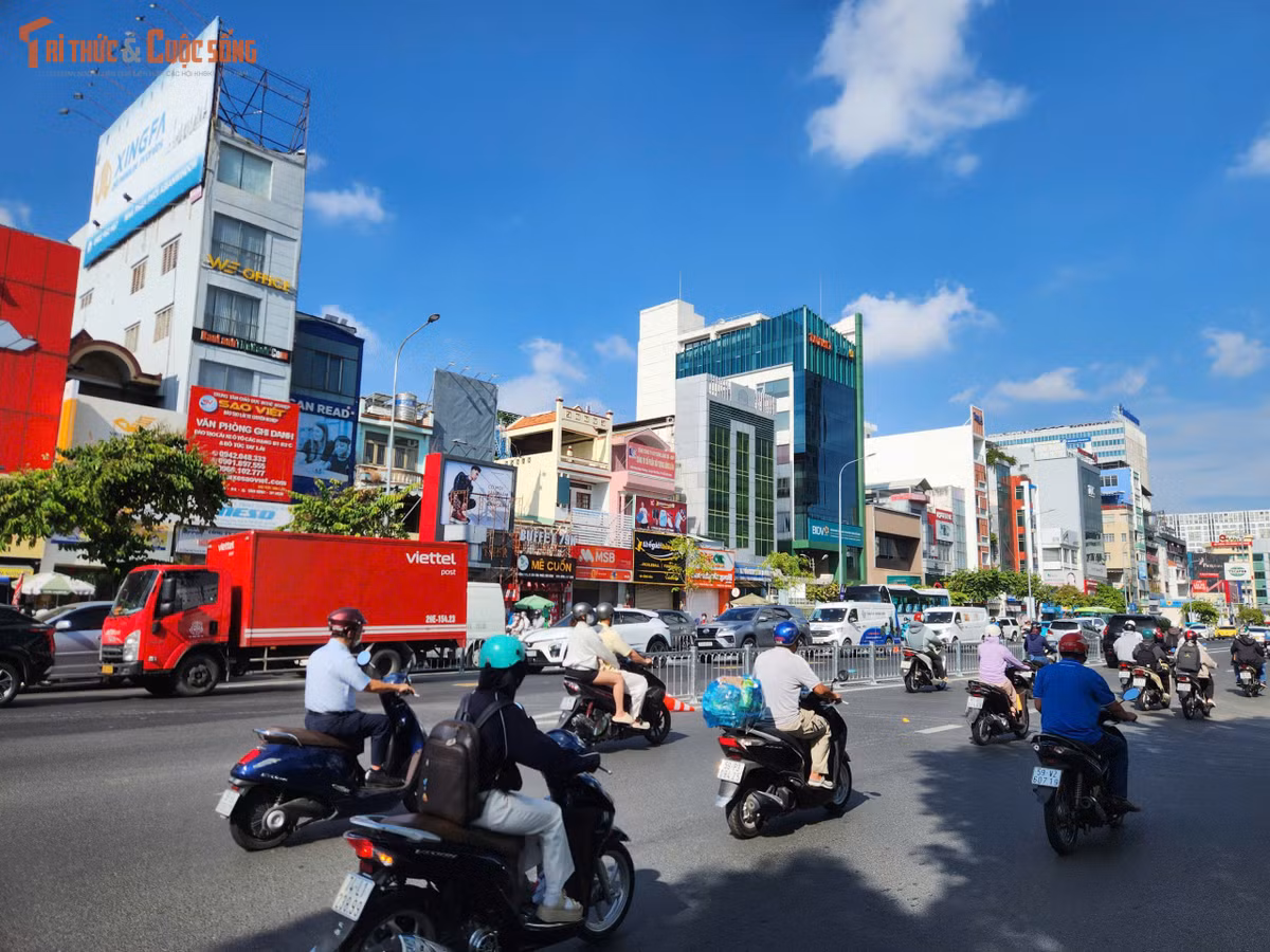 Mặt đường được mở rộng thêm khoảng 3m, giúp tăng không gian lưu thông cho phương tiện.