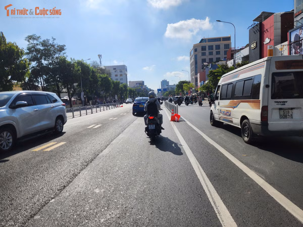 Cách tổ chức giao thông làn xe theo kiểu 4/2 buổi sáng, 2/4 buổi chiều khác với phương án cố định 3/3 như trước đây.