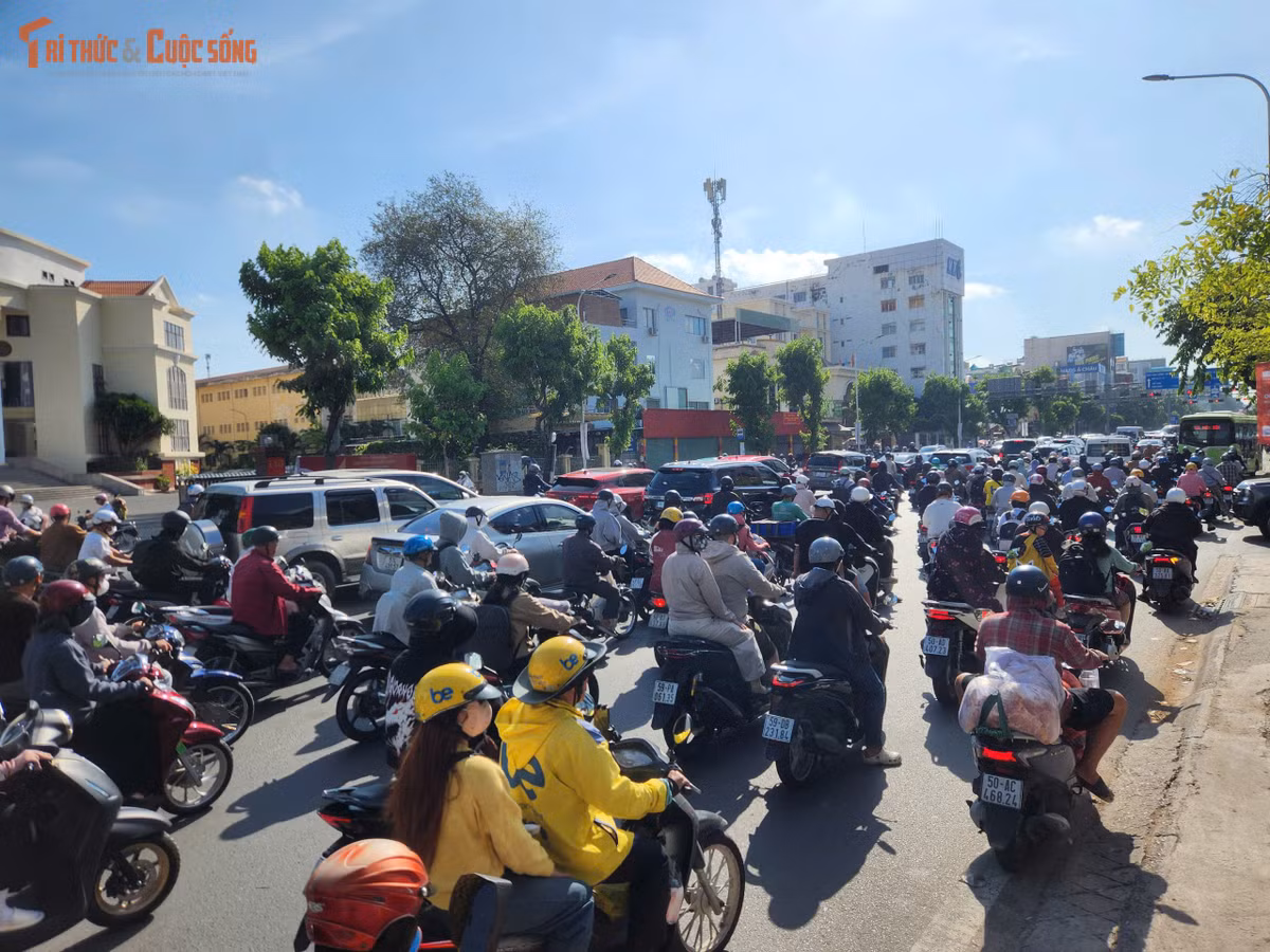 Việc tăng thêm không gian lưu thông này được kỳ vọng sẽ giảm áp lực giao thông đáng kể cho trục đường vốn nhiều năm tắc nghẽn, đặc biệt là khu vực cửa ngõ sân bay Tân Sơn Nhất.