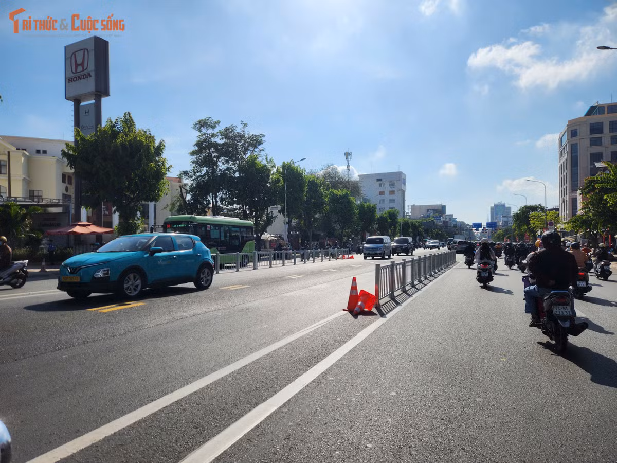 Sáng 7/5, giao thông trên đường Cộng Hòa đã trở nên thông thoáng bất ngờ trong giờ cao điểm, khác hẳn cảnh ùn ứ thường thấy.