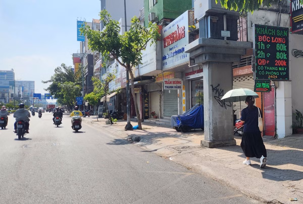 Cơ quan khí tượng khuyến cáo, trong điều kiện nắng nóng kéo dài, người dân cần hạn chế tiếp xúc trực tiếp với ánh nắng trong khoảng thời gian từ 12h đến 15h, bổ sung đủ nước, sử dụng trang phục phù hợp và theo dõi sức khỏe để phòng tránh sốc nhiệt.