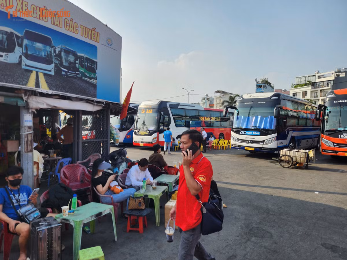 Hành khách chờ đến giờ xe xuất bến.