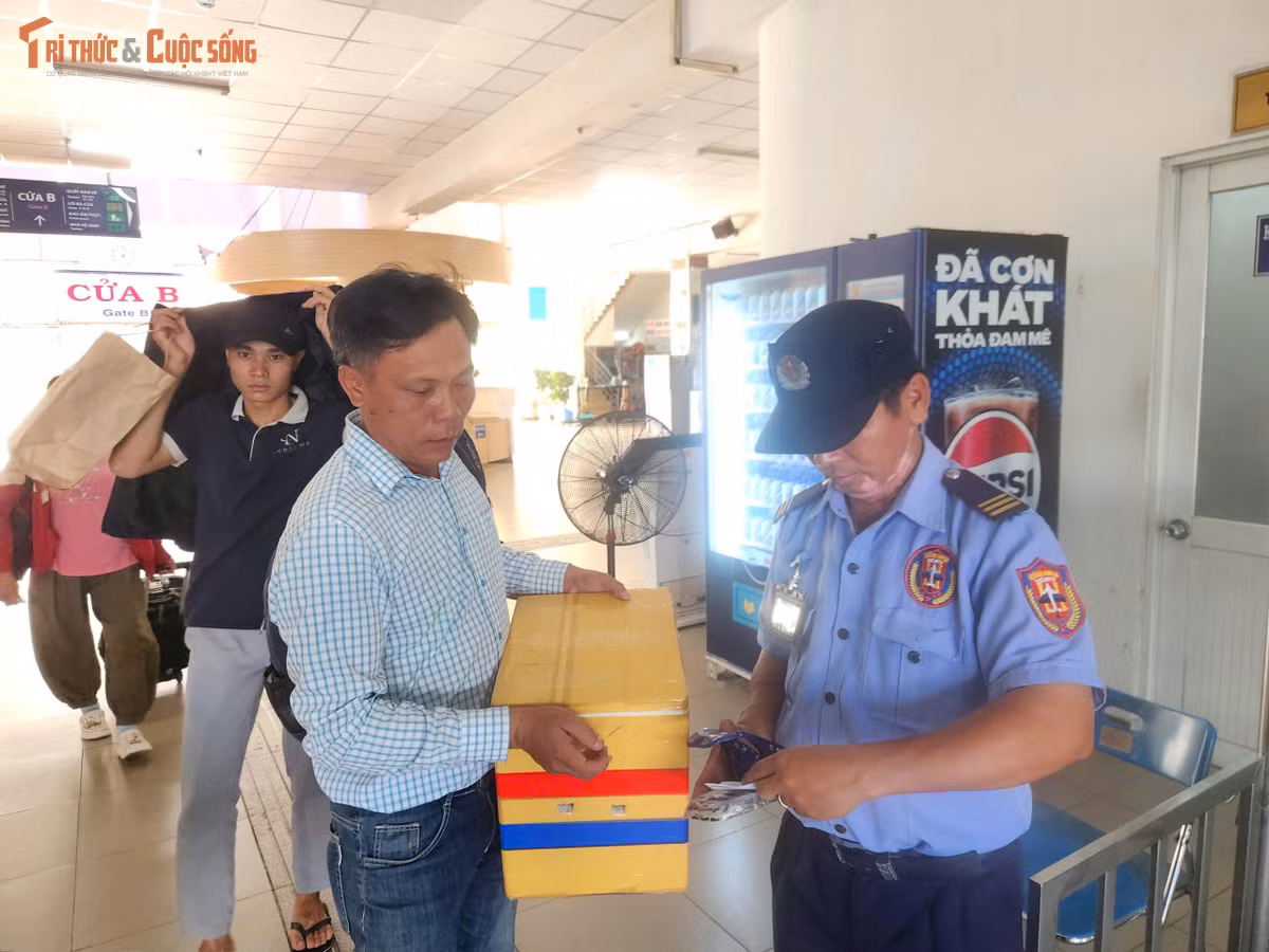 Được nghỉ lễ liên tiếp 4 ngày, người dân rời TP HCM về quê thăm gia đình, đi du lịch.