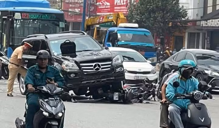 Vụ tai nạn xảy ra vào khoảng 11h trưa 16/9 trên đường Trường Chinh (đoạn đối diện cổng Khu công nghiệp Tân Bình, phường Tân Sơn, TP HCM) khiến nhiều người bị thương