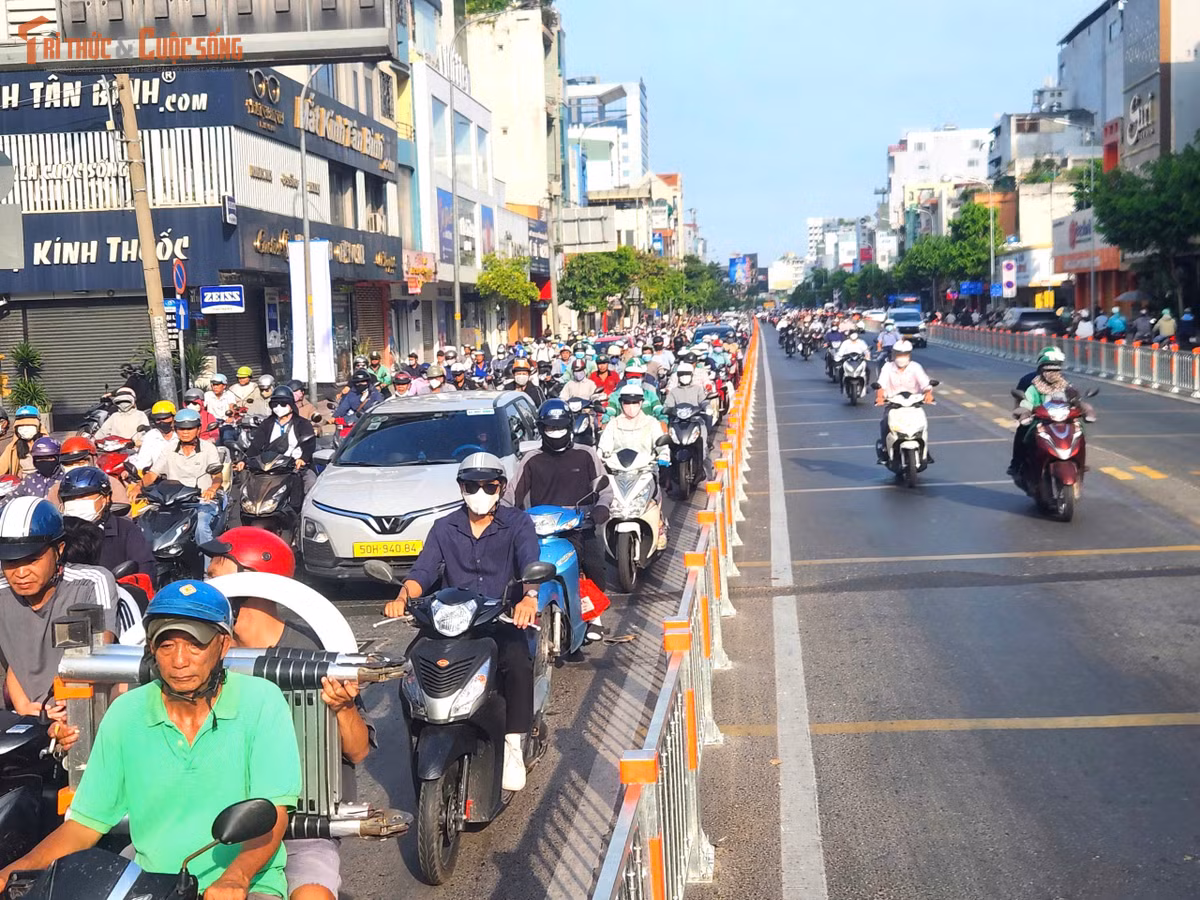Cụ thể, trong giờ cao điểm sáng, lực lượng chức năng sẽ ưu tiên mở 4 làn xe hướng từ Trường Chinh đi Út Tịch. Luồng ưu tiên này giúp thoát nhanh dòng phương tiện vào khu vực trung tâm.