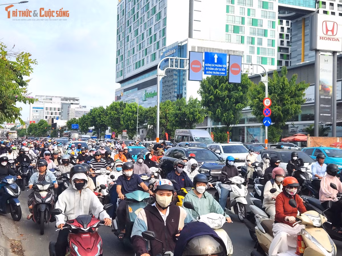 Trong sáng đầu tiên TP HCM triển khai làn đảo chiều trên đường Cộng Hòa, dòng xe đổ về trung tâm đông đúc nhưng di chuyển ổn định, không xảy ra ùn ứ.