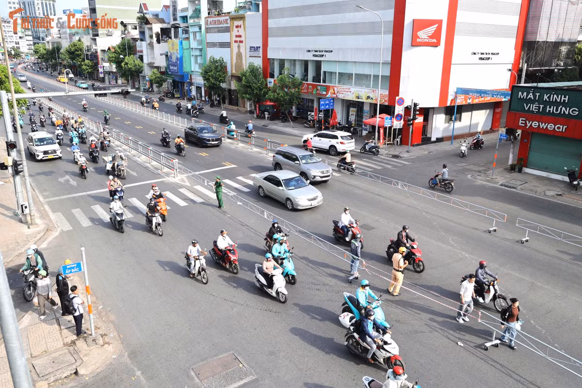 Ghi nhận trong giờ cao điểm sáng, lượng xe từ hướng Trường Chinh đổ về trung tâm TP tăng cao nhưng giao thông nhìn chung ổn định, không xảy ra ùn ứ kéo dài.