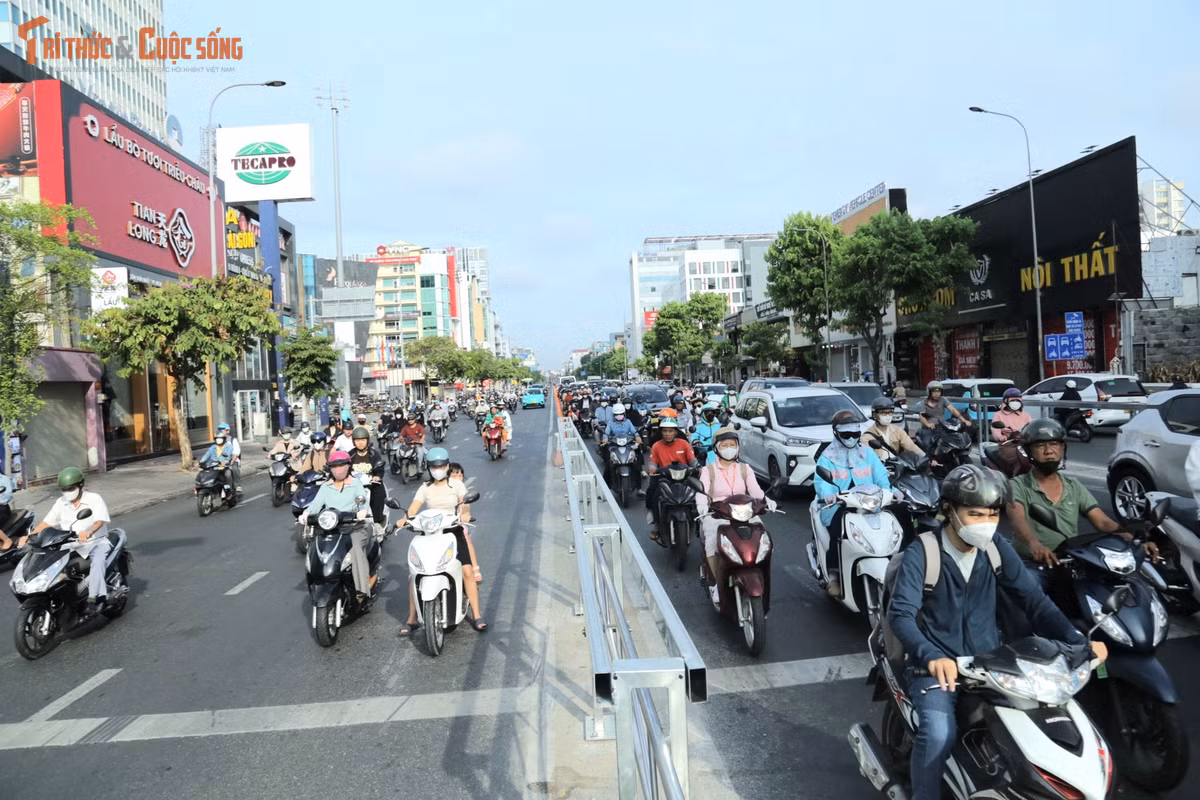 Đây là lần đầu tiên TP HCM áp dụng vận hành hai làn đường ở giữa tim đường theo hình thức đảo chiều, thay đổi hướng lưu thông tùy vào lưu lượng phương tiện tại các khung giờ khác nhau trong ngày.