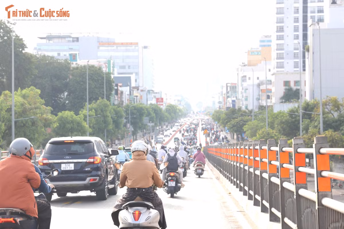 Ngược lại, vào cao điểm chiều, 4 làn xe sẽ được đổi hướng từ Út Tịch về Trường Chinh. Riêng ngoài giờ cao điểm, hai làn giữa tim đường sẽ tổ chức lưu thông hai chiều như bình thường.