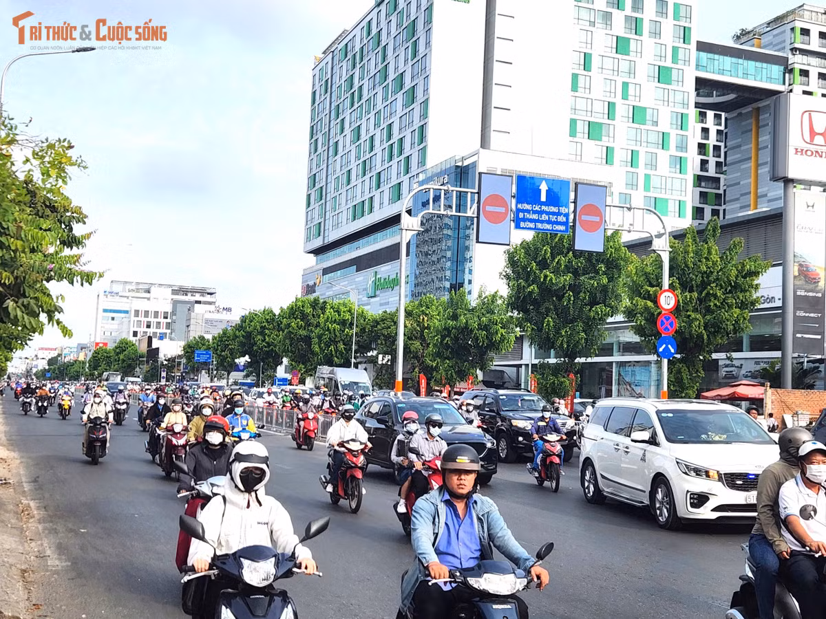 “Tôi khá bất ngờ với tình hình giao thông trên đường Cộng Hòa sáng nay.Mọi hôm kẹt cứng, xe máy phải chạy cả lên vỉa hè, nay xe vẫn đông nhưng chạy đều, tôi thấy rất tốt”, anh Phan Văn Thanh ngụ phường Tân Bình cho biết.