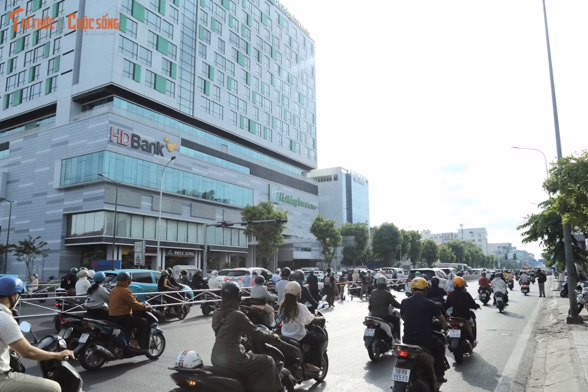 Thay vì phân chia cố định mỗi bên 3 làn xe như trước đây, đường Cộng Hòa bắt đầu vận hành theo mô hình “4/2” vào buổi sáng và “2/4” vào buổi chiều.