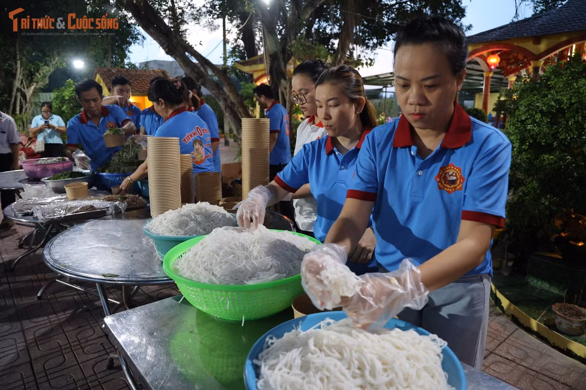 Các anh, chị tình nguyện viên tất bật chuẩn bị để trao những suất bún bò nghĩa tình đến với người lao động nghèo...