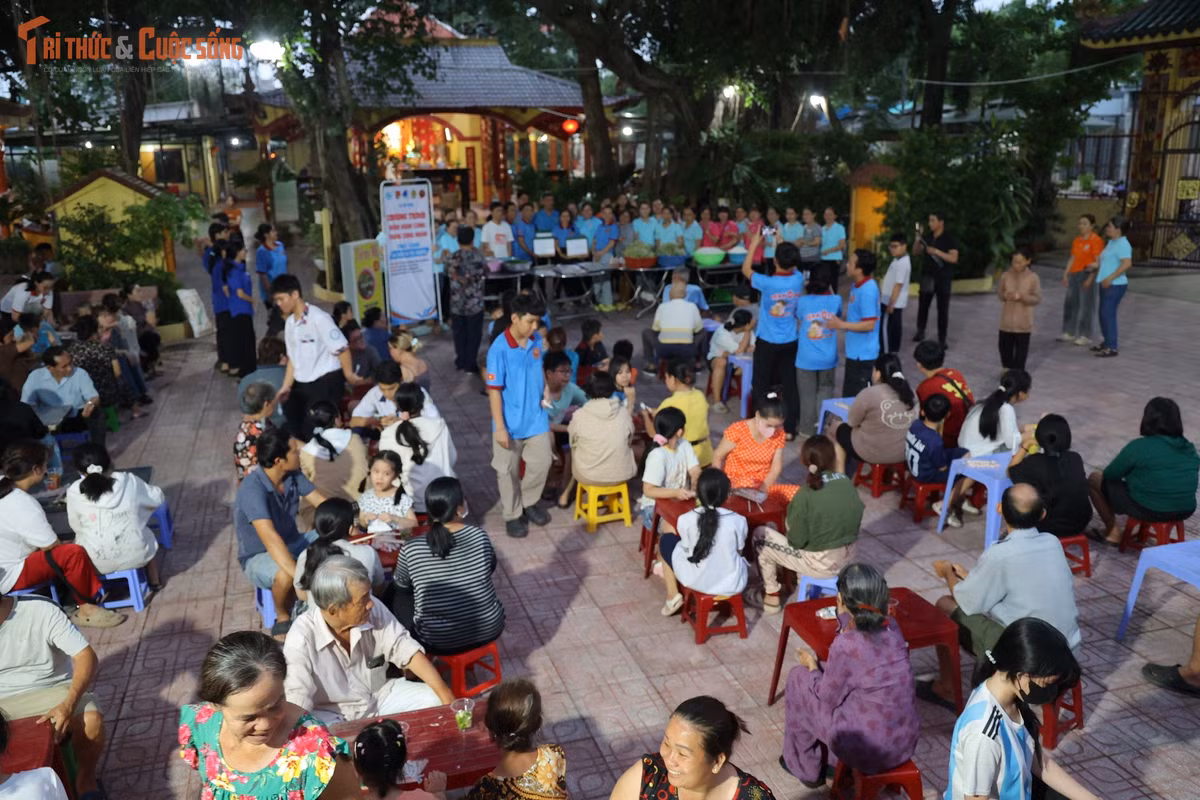 Khoảng 18h30, dòng người bắt đầu nối dài từ ngoài đường Song Hành vào tận sân chùa. Nhiều người lao động nghèo, người bán vé số, bán hàng rong kiên nhẫn xếp hàng chờ nhận bữa tối miễn phí.