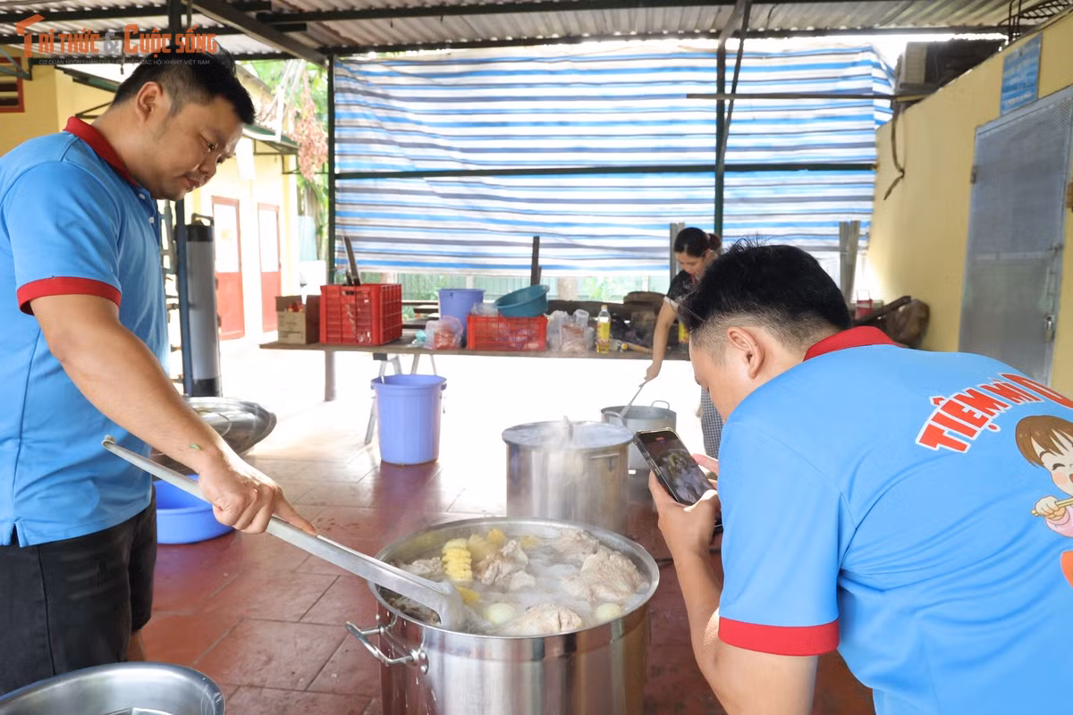 Nồi nước dùng nghi ngút khói được nấu liên tục trong nhiều giờ. Các thành viên thay phiên nhau nêm nếm, điều chỉnh hương vị để mỗi tô bún khi đến tay người dân đều đảm bảo chất lượng và thơm ngon.