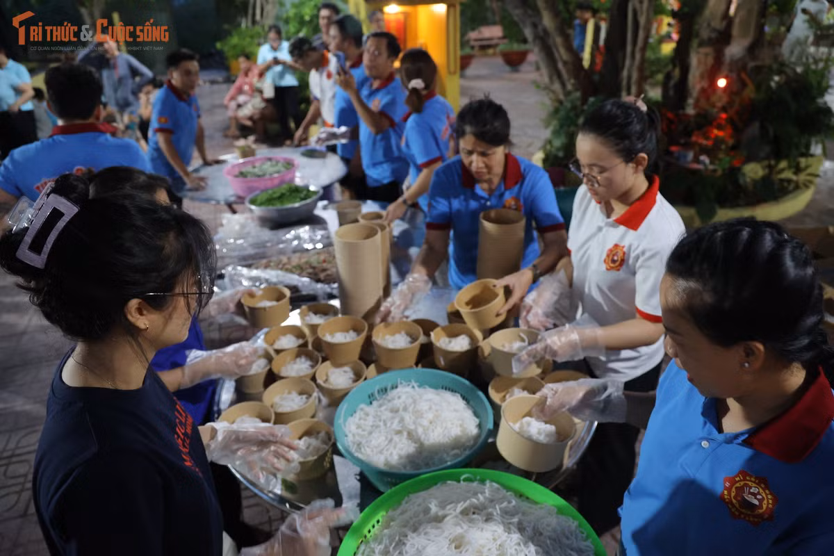 Anh Phan Quốc Bảo (sinh năm 1993), đại diện nhóm thiện nguyện, cho biết mô hình được thành lập từ tháng 5/2024 sau khi các thành viên chứng kiến một hoạt động phát mì miễn phí và mong muốn lan tỏa việc làm ý nghĩa này tại địa phương.